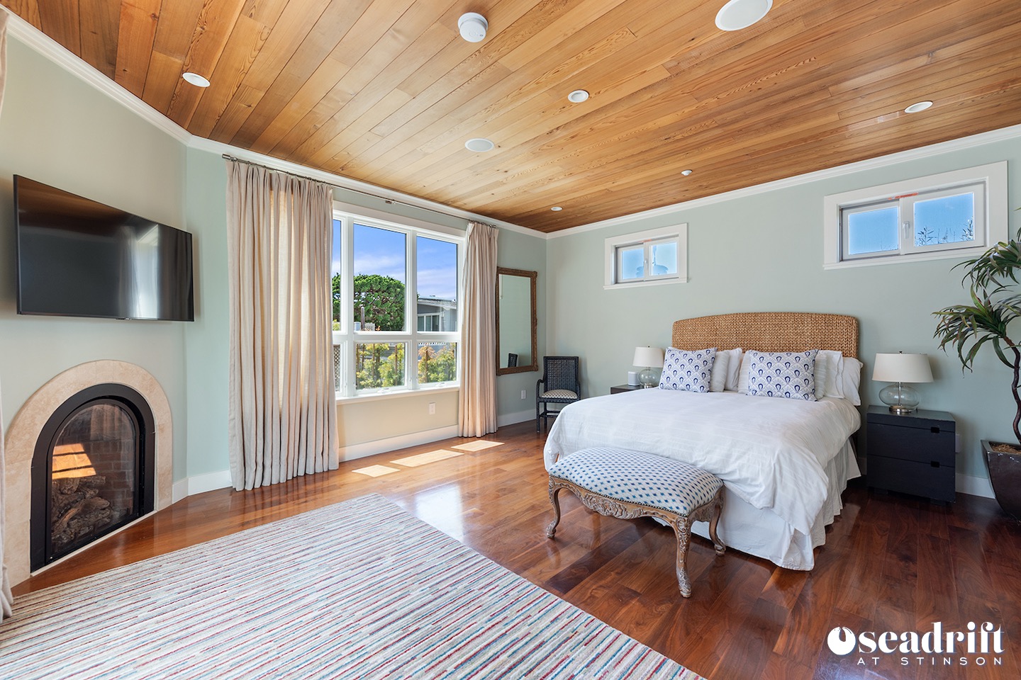 Detached en suite with a Queen bed Detached en suite with a Queen bed